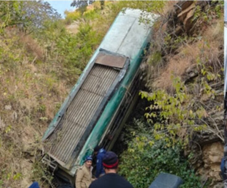 उत्तराखंड बस हादसा: अल्मोड़ा में खाई में गिरी बस, 7 की मौत, कई घायल