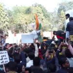 दिल्ली स्थित बांग्लादेश हाई कमीशन के बाहर VHP का विरोध प्रदर्शन