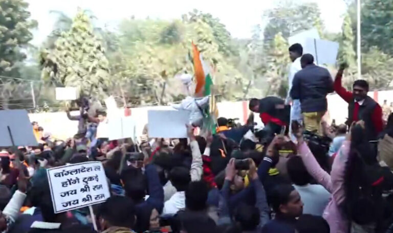 दिल्ली स्थित बांग्लादेश हाई कमीशन के बाहर VHP का विरोध प्रदर्शन