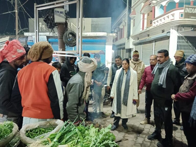शीतलहर में प्रशासन अलर्ट, रातभर रैन बसेरों और अलावों पर एसडीएम नानपारा की नजर