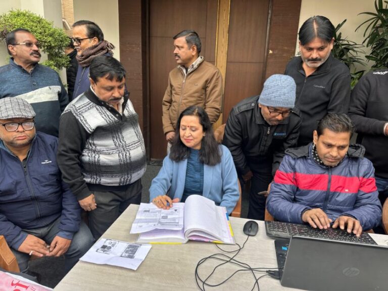 नगरपालिका अध्यक्ष मीनाक्षी स्वरूप के आवास पर वोटर पंजीकरण कैम्प का शुभारंभ