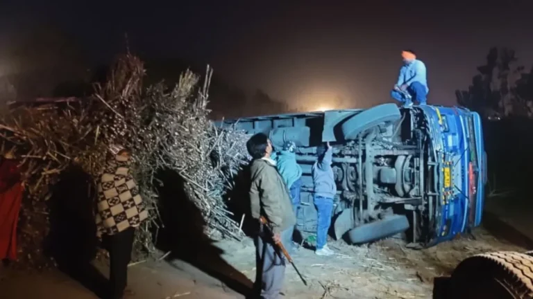 मुजफ्फरनगर-ओवरलोड गन्ने से भरा ट्रक अचानक बस पर पलटा, आग लगने से गई लोग झुलसे
