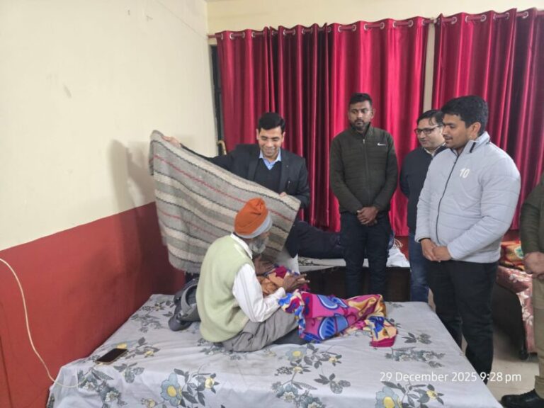 मुजफ्फरनगर-जानलेवा शीत में बेसहारों के लिए धरती पर उतरा प्रशासन