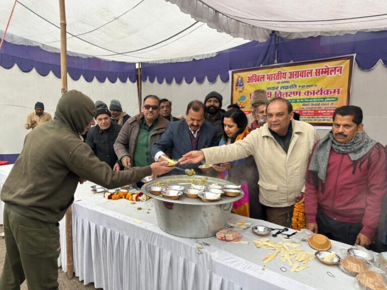 मकर संक्रांति पर भक्ति और सेवा की बही बयार, विभिन्न स्थानों पर खिचड़ी वितरण