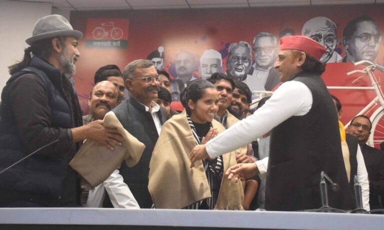 पैरालंपिक विजेता प्रीति पाल को सपा सुप्रीमो अखिलेश यादव ने किया सम्मानित