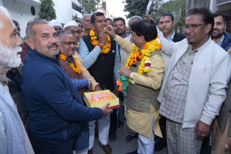 प्रमोद राठी के निर्विरोध निर्वाचन पर जश्न-मंत्री कपिल देव अग्रवाल ने खिलाई जीत की मिठाई