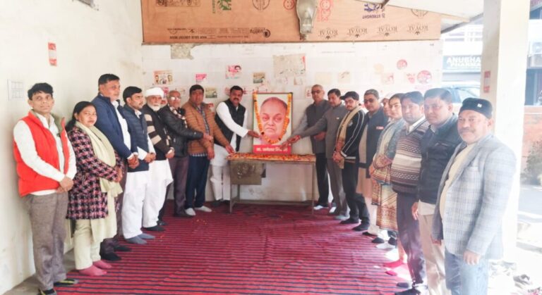 समाजवादी चिंतक जनेश्वर मिश्र की पुण्यतिथि पर सपाइयों ने दी श्रद्धांजलि