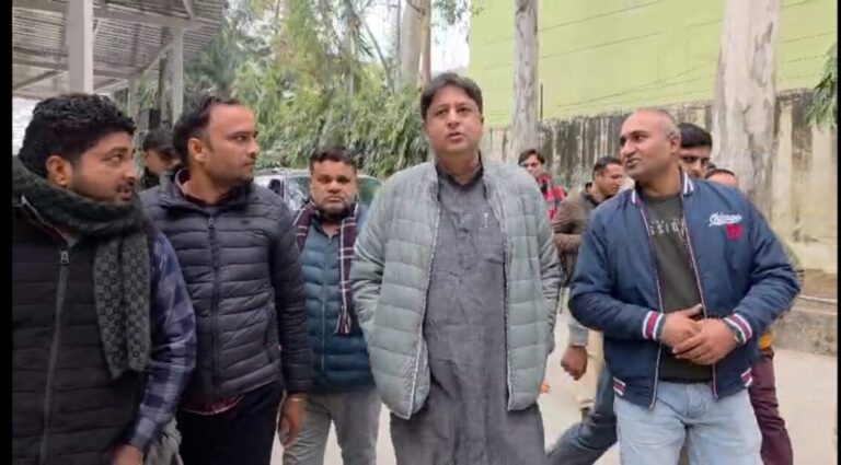 दरोगा जी की शिकायत लेकर एसएसपी से मिले सांसद चंदन चौहान