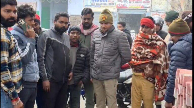 कूड़े के ढेर पर जली अवस्था में मिला गौवंश, हिंदूवादी संगठनों ने किया हंगामा