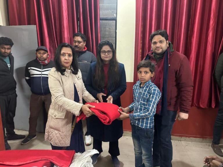 ठंड में बेसहारा लोगों के लिए राहत का उपहार लेकर निकलीं मीनाक्षी स्वरूप