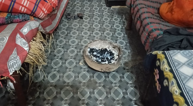 ठंड से बचने के लिए कमरे में जलाई अंगीठी दम घुटने से बेटा-बेटी की माैत, मां.बाप अस्पताल में भर्ती