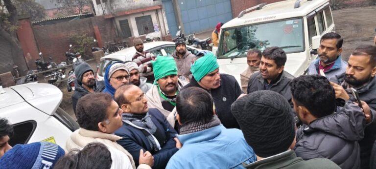 पेपर मिलों में आरडीएफ जांच पर बवाल, भाकियू ने अफसरों से छीना सैम्पल