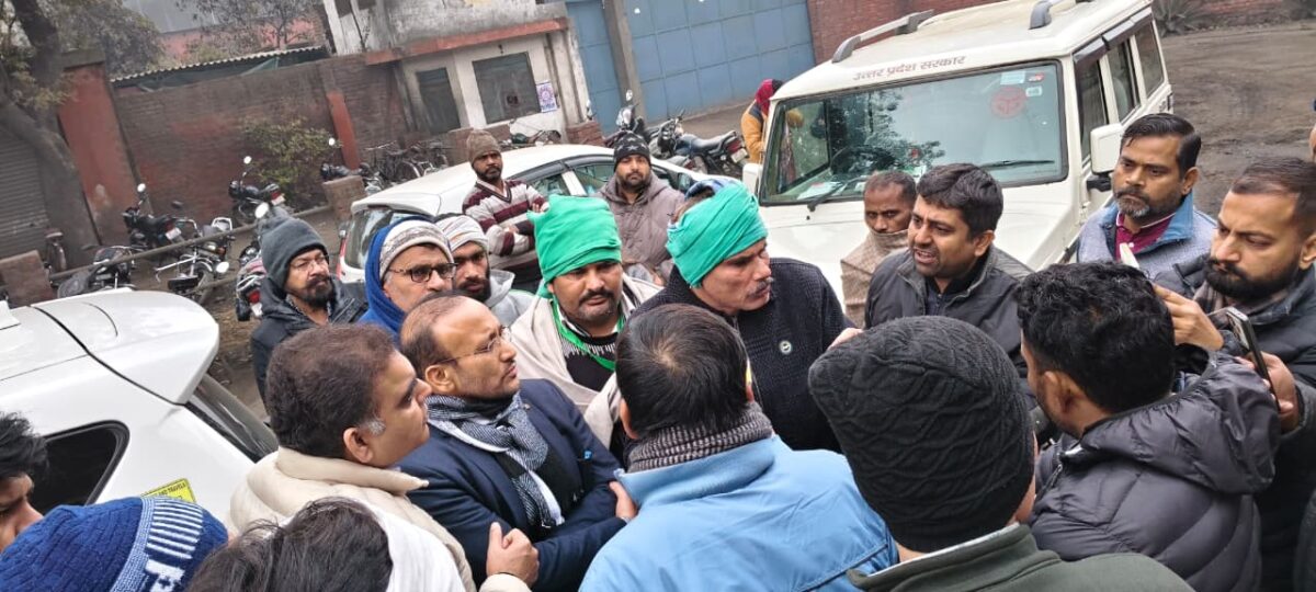 पेपर मिलों में आरडीएफ जांच पर बवाल, भाकियू ने अफसरों से छीना सैम्पल