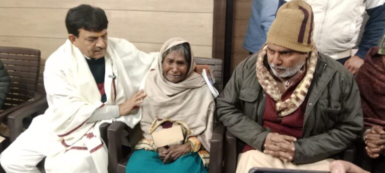 सोनू कश्यप हत्याकांडः मंत्री कपिल देव ने परिवार को दिए दो लाख