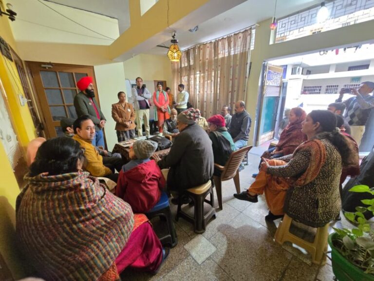 वार्ड 41 आदर्श कॉलोनी में निशुल्क स्वास्थ्य जांच शिविर, सैकड़ों लोगों ने लिया लाभ