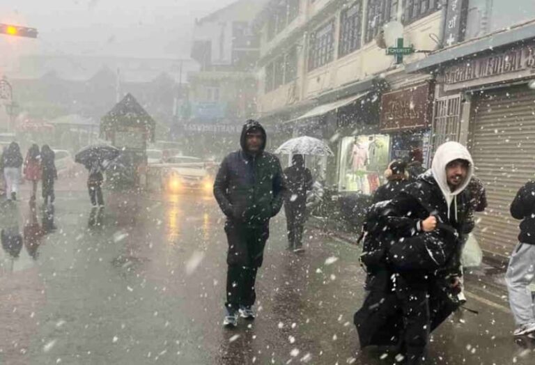 बर्फ की पहली चादर में लिपटी मसूरी, सोशल मीडिया पर छाया ‘पहाड़ों की रानी’ का जादू