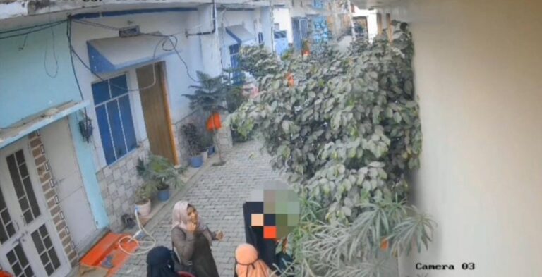 मुरादाबाद में नाबालिग छात्रा से जबरन बुर्का पहनवाने का आरोप, 5 छात्राओं पर FIR