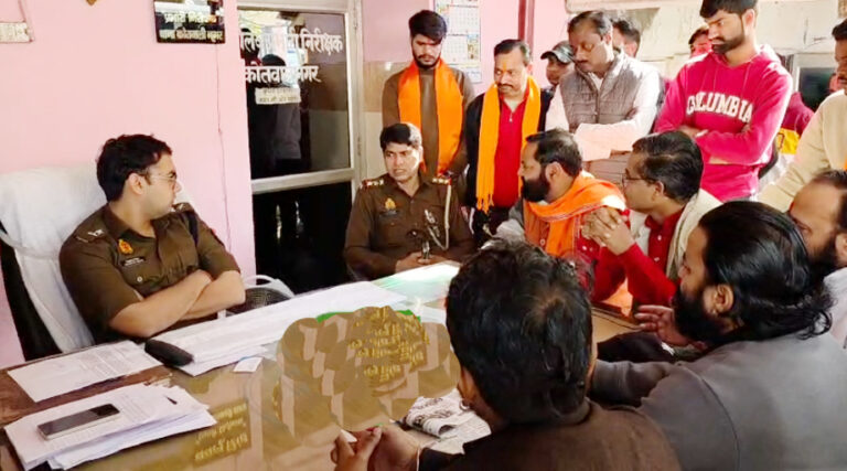 अवैध पीर के खिलाफ शिवसेना का हल्ला बोलः शहर कोतवाली का घेराव