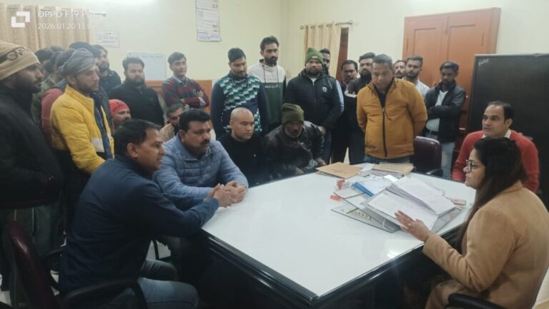 वेतन से वंचित 397 आउटसोर्स सफाई कर्मियों का टाउनहाल में हंगामा