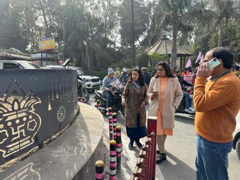 महावीर चौक का बदल रहा स्वरूपः रैलिंग और लाइटिंग कार्यों का नगरपालिका अध्यक्ष ने लिया जायजा