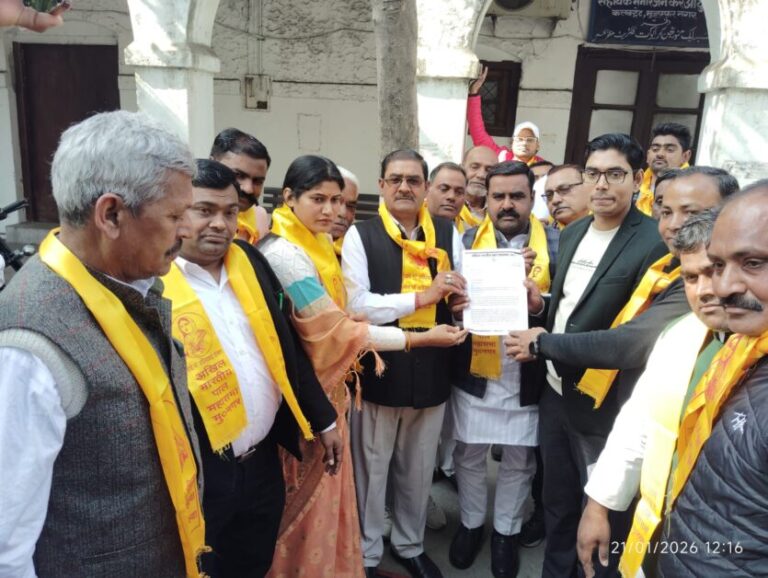 मणिकर्णिका घाट प्रकरण में पाल समाज ने डीएम दफ्तर पर किया प्रदर्शन