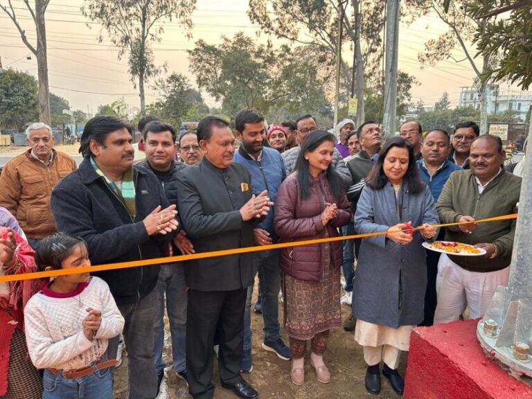 रोड सेफ्टी में सौगातः सुरेंद्र नगर में मीनाक्षी स्वरूप ने किया हाईमास्क लाइट का शुभारंभ