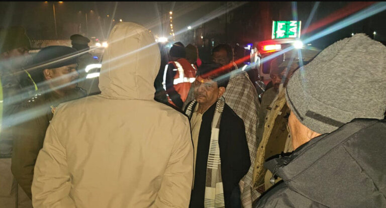 भीषण सड़क हादसाः बाइक सवार दंपति व बच्ची की मौत, एक मासूम गंभीर