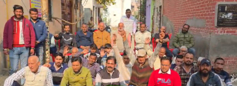 मुजफ्फरनगर के मौहल्ले में साम्प्रदायिक विवादः मुस्लिम खरीदारों के खिलाफ सड़क पर धरना