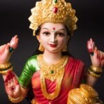 शुक्रवार के दिन मां लक्ष्मी की पूजा करते श्रद्धालु