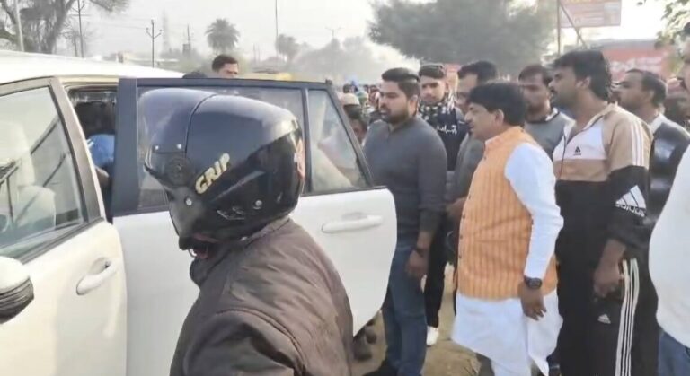 हाईवे पर हुआ हादसाः मंत्री कपिल देव ने दिया इंसानियत का संदेश