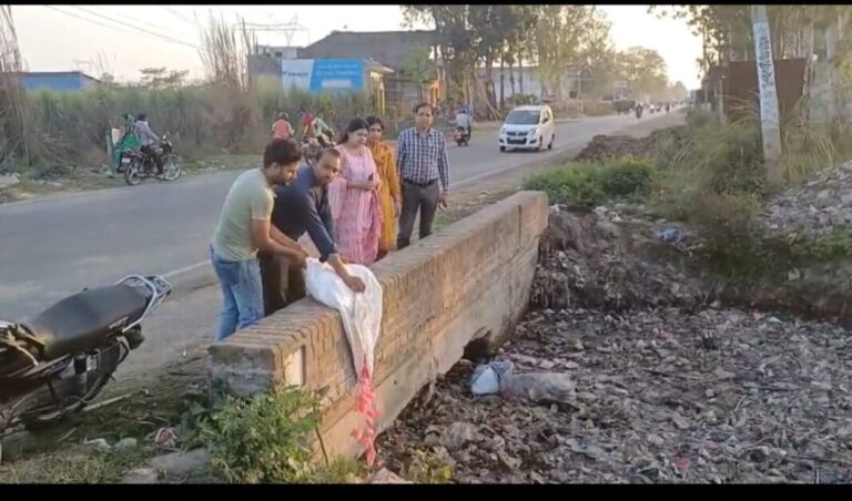 खतौली में खाद्य प्रतिष्ठानों पर छापा, मिठाई को किया नष्ट