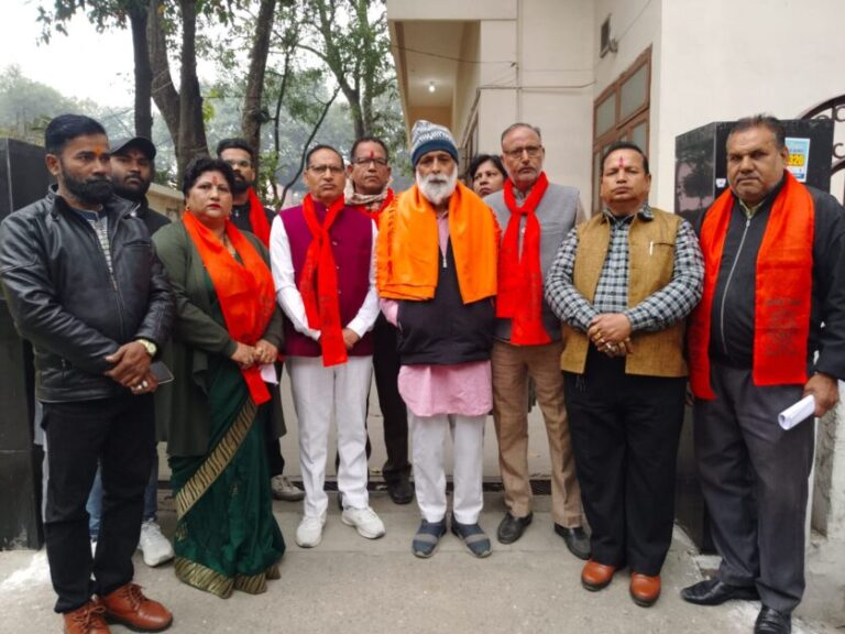 कम्पनी बाग से पेड़ काटने के मामले में कार्यवाही की मांग