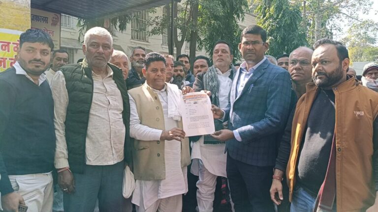 बीएसए के खिलाफ कलेक्ट्रेट में धरनाः मांगेराम त्यागी बोले-हर काम का तय है रेट