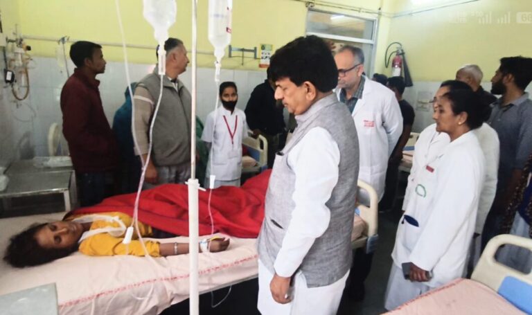 मुजफ्फरनगर हादसा- अस्पताल पहुंचे मंत्री कपिल देव ने दिया हर मदद का भरोसा