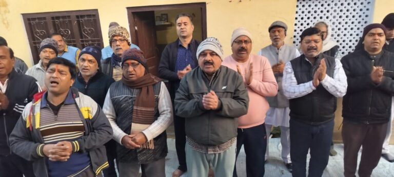 मंगलवार को अखंडआनंद आश्रम में हनुमान जी का भव्य श्रृंगार, श्रद्धालुओं ने किया चोला अर्पण