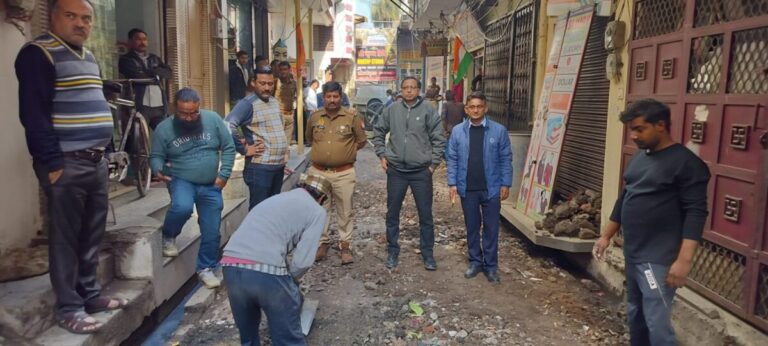 वर्षों से लंबित अशोका मार्केट की गली नंबर 4 का निर्माण शुरू, प्रशासन की मौजूदगी में हुआ काम प्रारंभ