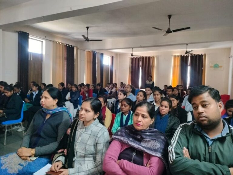 राष्ट्रीय सड़क सुरक्षा माह: खतौली कॉलेज में छात्रों को सिखाए ट्रैफिक संकेत, वीडियो से दी गई विशेष ट्रेनिंग