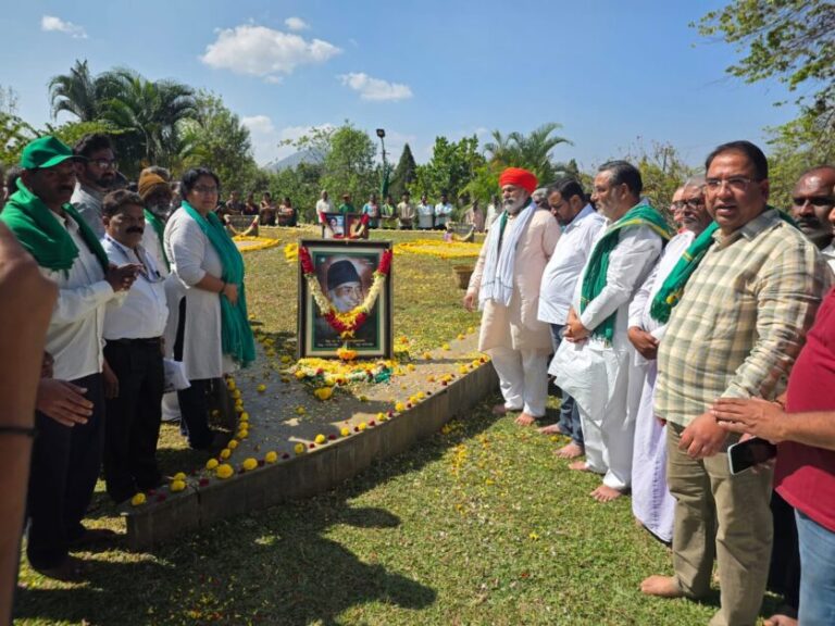 कर्नाटक में नन्जुन्दा स्वामी की पुण्यतिथि पर राकेश टिकैत की श्रद्धांजलि