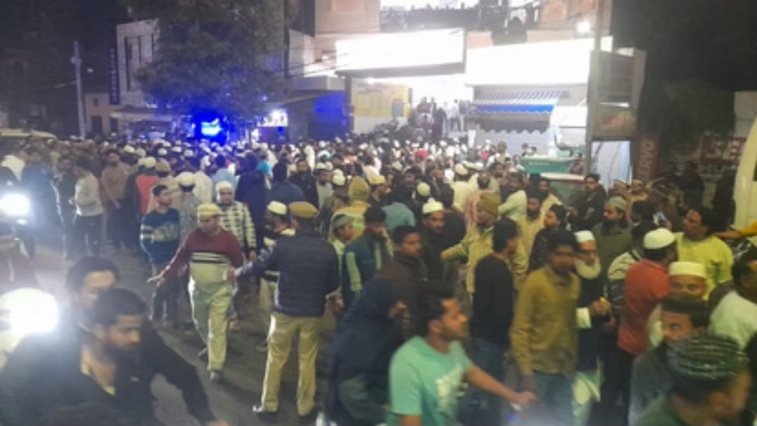 किदवई नगर में आग हादसे के बाद जुटी भीड़