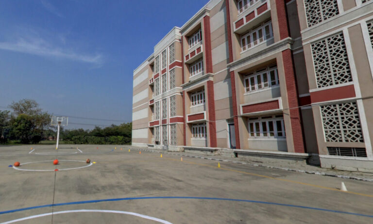 ग्रेटर नोएडा स्कूल बाथरूम में छात्रा बंद, सुरक्षा व्यवस्था पर उठे सवाल