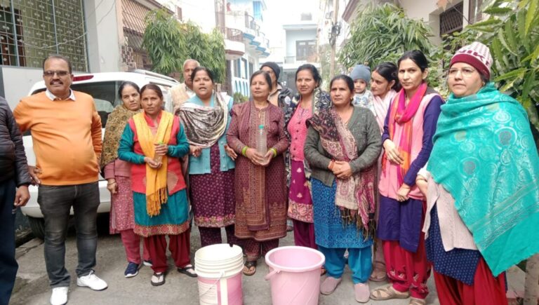 गंदे और बदबूदार पानी से त्रस्त संतोष बिहार के लोग, बच्चों की बिगड़ी सेहत