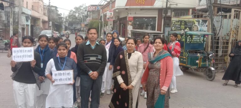 खतौली में राष्ट्रीय सड़क सुरक्षा माह के तहत जागरूकता रैली, छात्राओं ने दिए ‘जीरो फैटेलिटी’ के संदेश