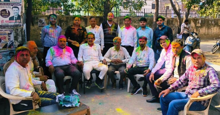खतौली तहसील होली मिलन में अधिवक्ताओं ने उड़ाया गुलाल