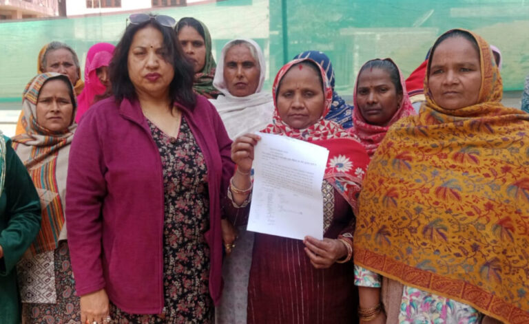 रसोई माताओं ने वेतन वृद्धि और बकाया भुगतान को लेकर किया प्रदर्शन