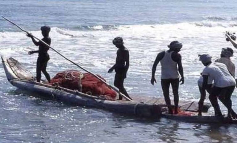 श्रीलंकाई नौसेना ने 12 मछुआरों को गिरफ्तार किया