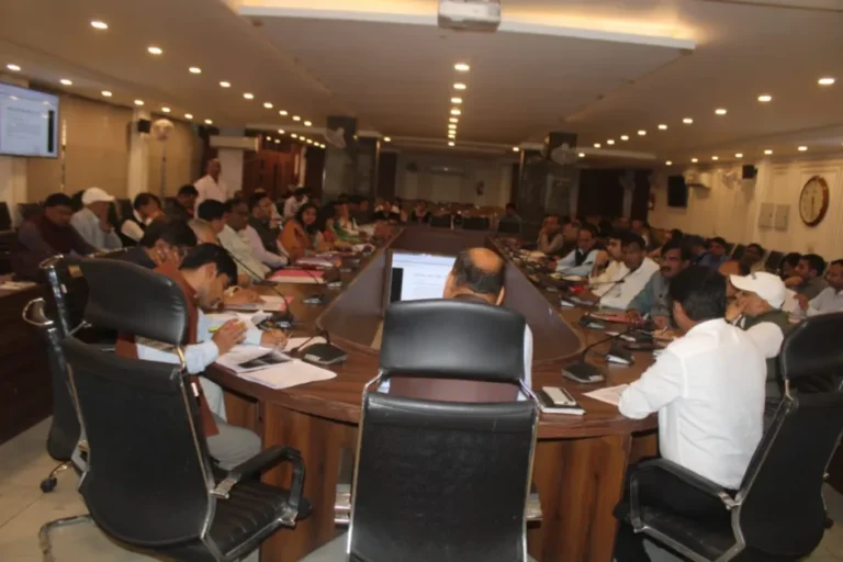 आईजीआरएस समीक्षा बैठक मेरठ: लंबित शिकायतों पर कड़ी कार्रवाई
