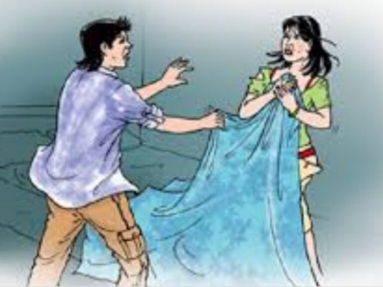 घर के बाथरूम में नहा रही महिला से पड़ौसी युवक ने की छेड़छाड़