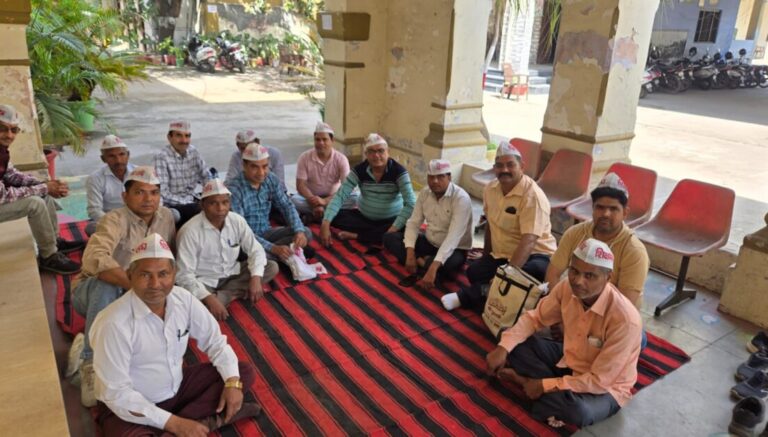 डी.ए.वी. इंटर कॉलेज में लिपिक की सेवा समाप्ति पर कर्मचारियों में रोष, प्रबंधन के खिलाफ धरना