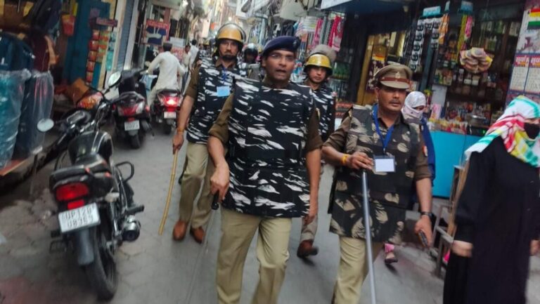 खतौली पुलिस फ्लैग मार्च: संवेदनशील इलाकों में सख्ती