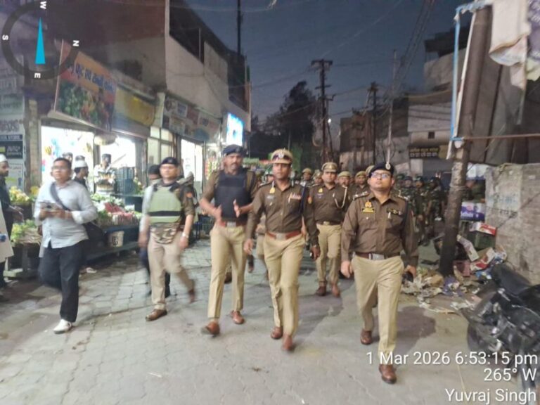 देवबंद पुलिस पैदल मार्च में डी आई जी सड़कों पर